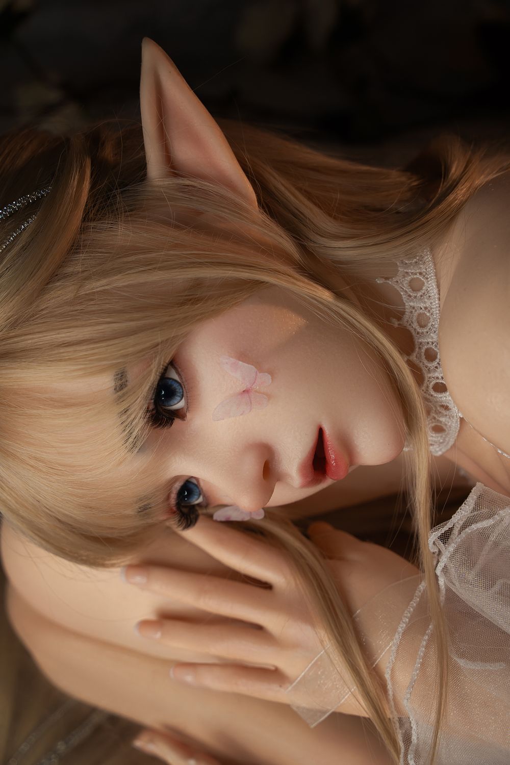 SY DOLL 150cm Full Silicone Elf Anime Cosplay Doll Joy with long blonde hair, diamond crown, butterflies on her face and body, dressed in white organza lingerie, sheer wrist flowers, and embroidered leaf-patterned stockings, holding a scented candle02